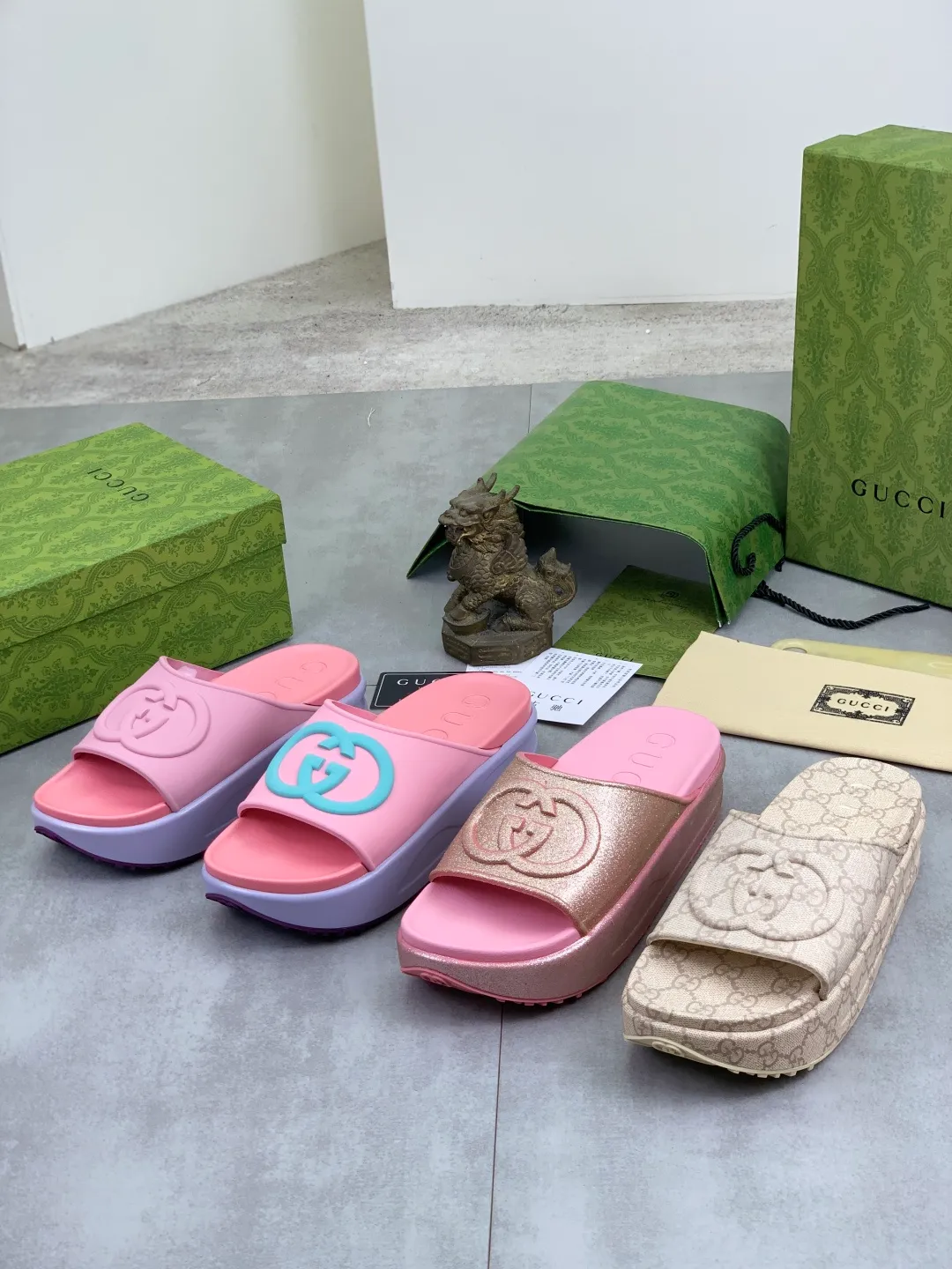 Men's Men's Shoes 💰P300💰[New Style] High Version 🎁🎁🎁 GUCCI New Year of the Snake casual slippers, original official website, perfect workmanship, transmitting a kind of noble luxury, sublimating its definition of luxury in Gucci's high-end extraordinary craftsmanship. Original Gucci double G combination outsole, code number: 35-46, complete package